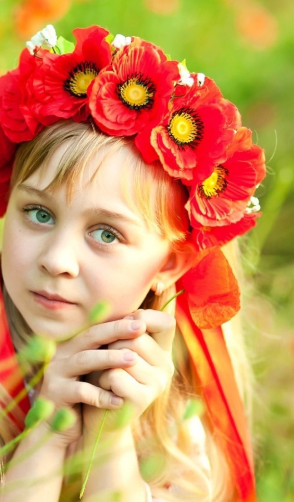 Девушка в венке из маков