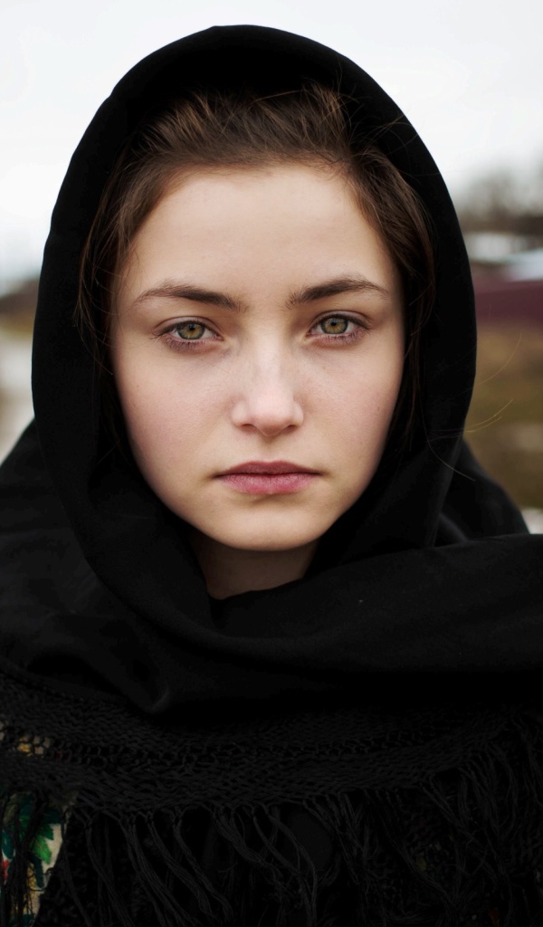 Девушка в черном платке