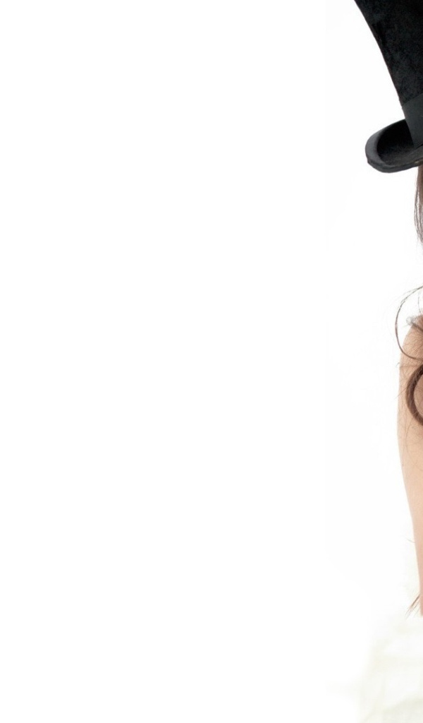 Девушка в черном цилиндре Виктория Джастис