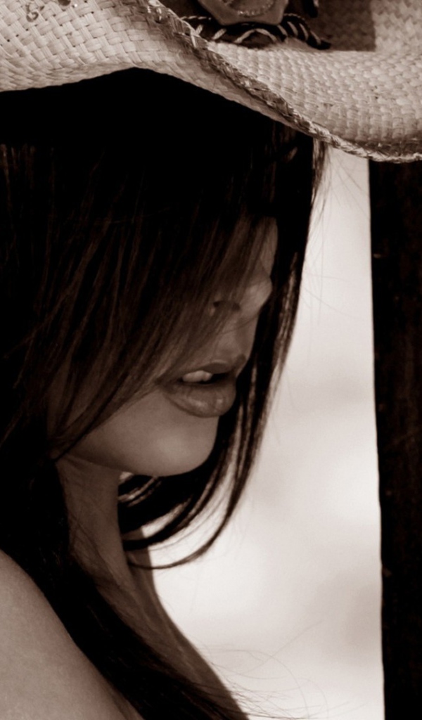 Девушка в ковбойской шляпе