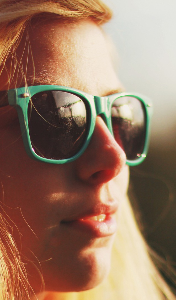 Девушка в очках в зеленой оправе