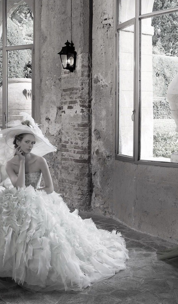 Девушки в ретро одеждах в старом доме