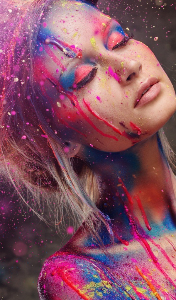 Девушка в брызгах краски