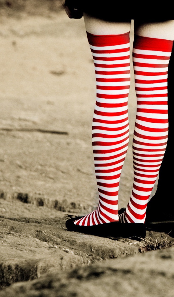 Девушка в чулках в красную и белую полосы