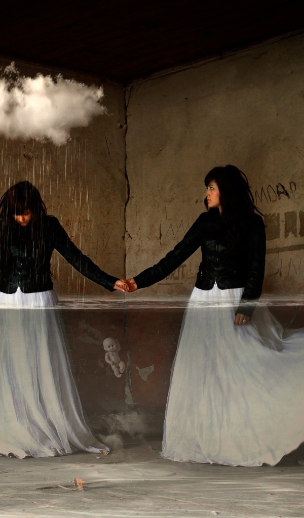 Девушки в комнате оказались под дождем