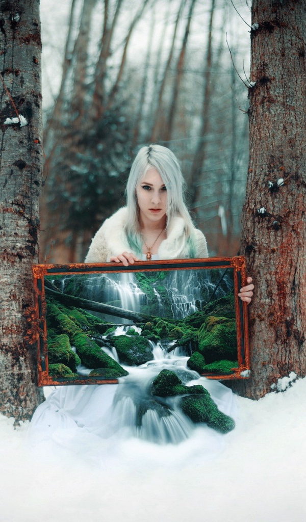 Девушка в зимнем лесу в картиной лета