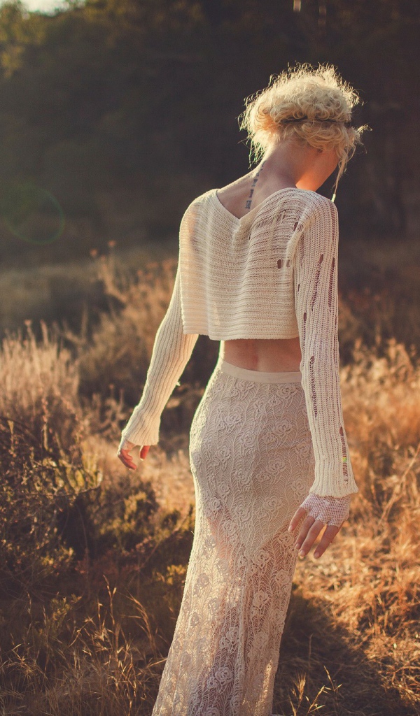 Девушка в белом наряде уходит вдаль