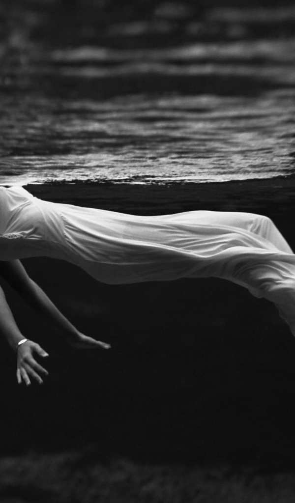 Девушка в белом платье в воде