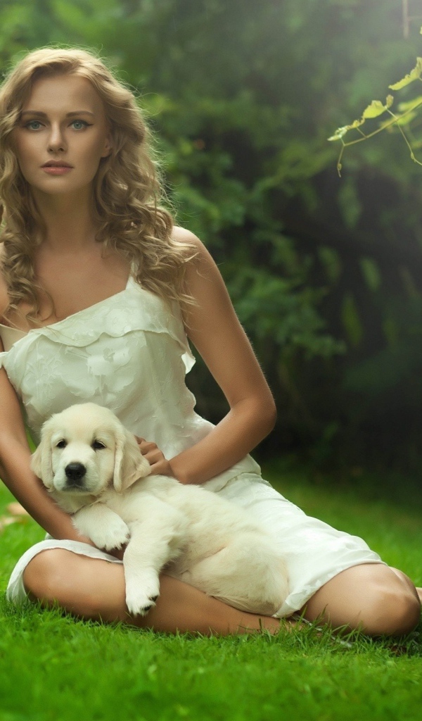 Девушка в белом платье с белым щенком