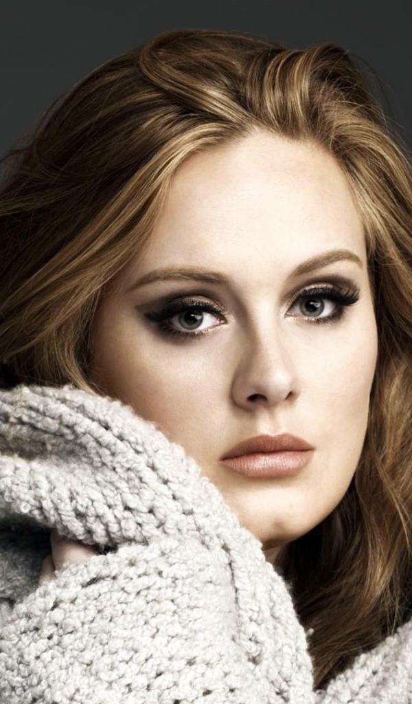 Девушка в белом вязанном свитере