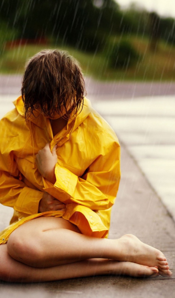 Девушка в желтом дождевике