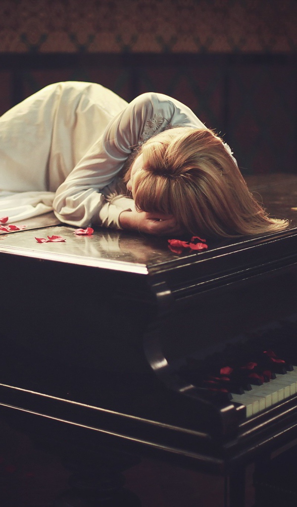 Девушка лежит на рояле