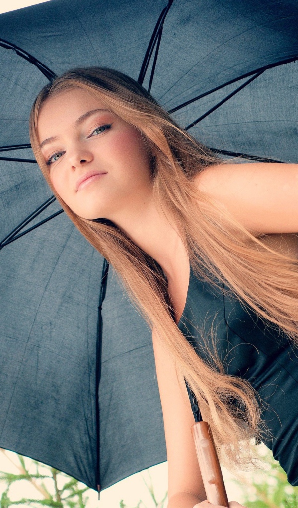 Девушка модель позирует с черным зонтом