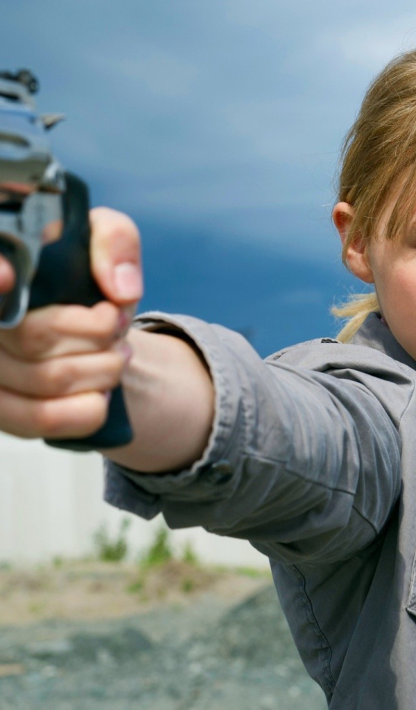 Девушка модель с пистолетом в руке