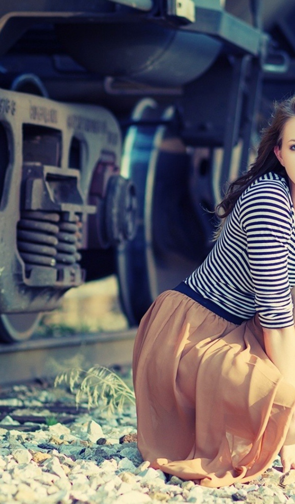 Девушка возле железной дороги