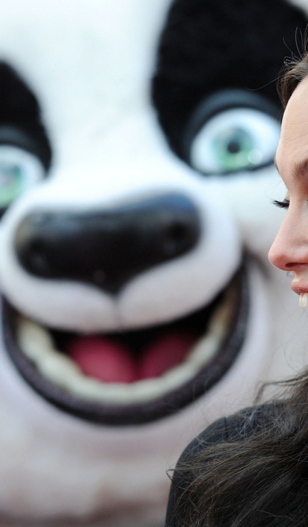 Девушка на фоне игрушки панда