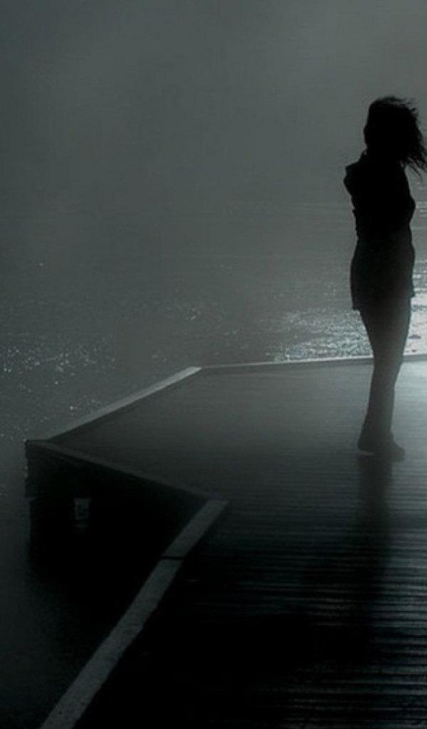 Девушка на причале в тумане