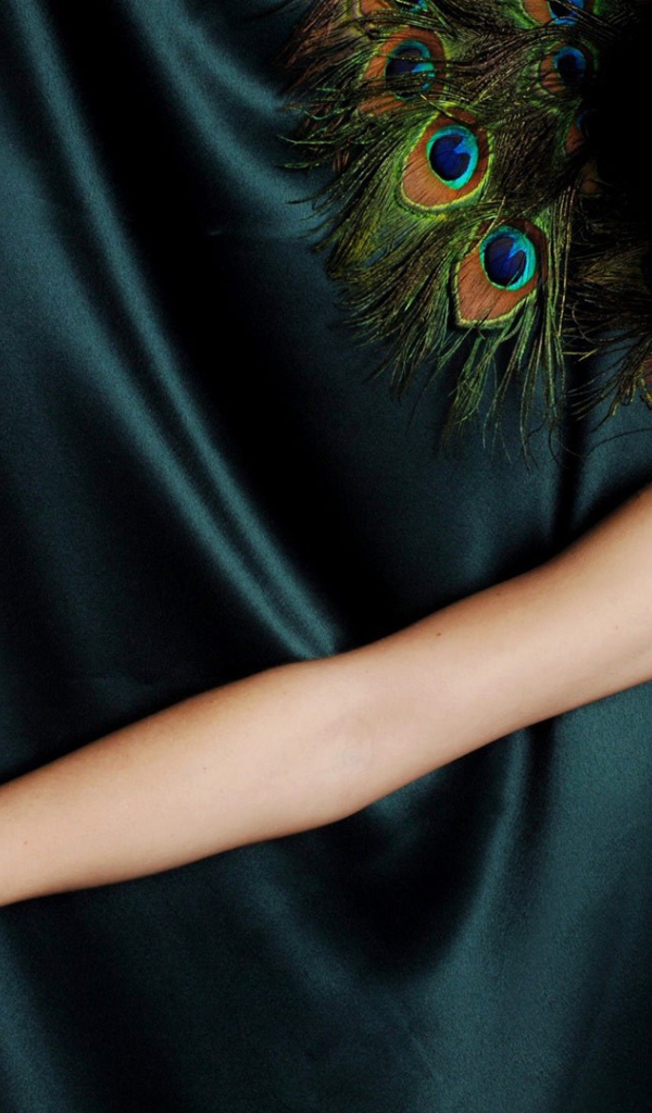 Девушка на перьях павлина