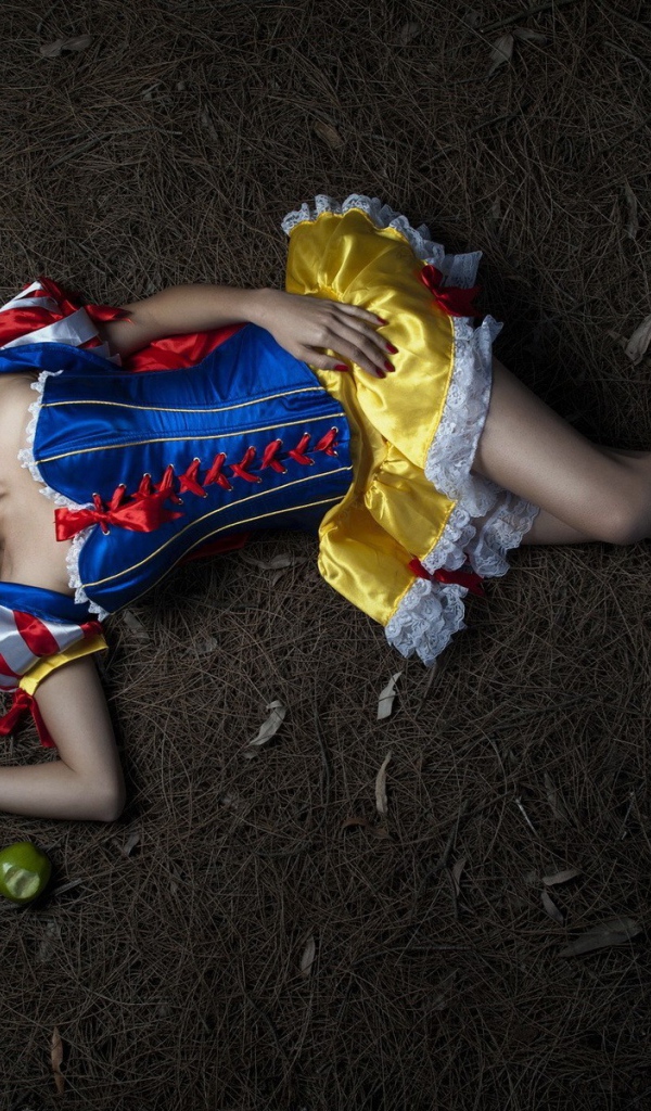 Девушка отравилась яблоком