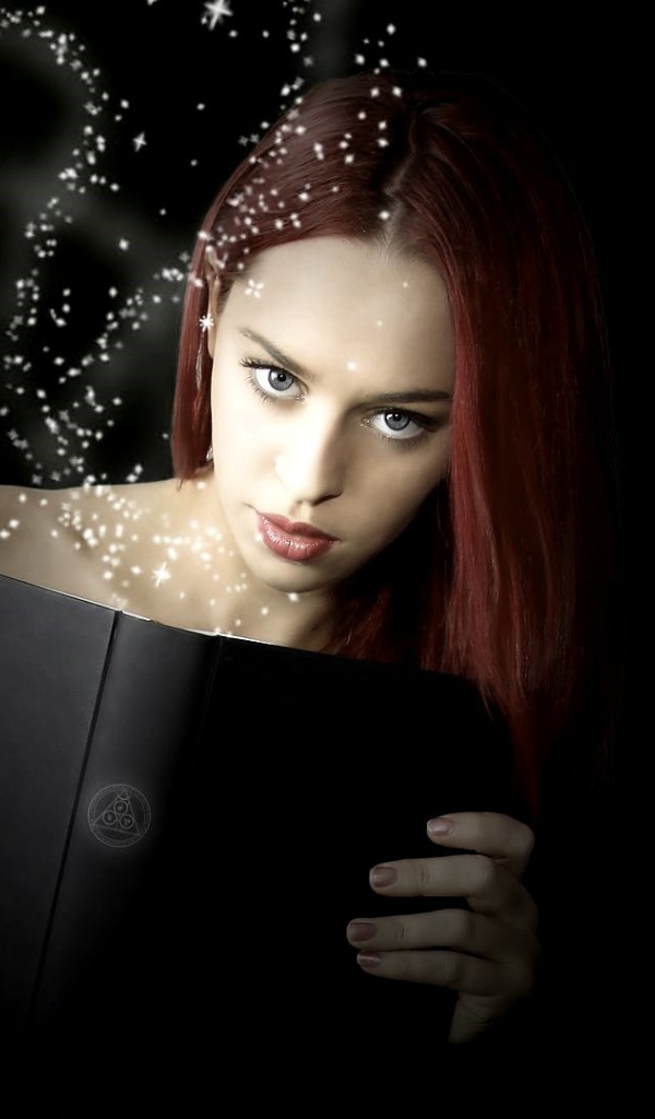 Девушка читает черную книгу