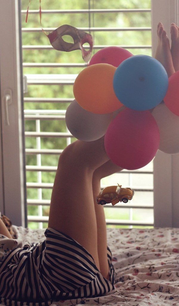 Девушка читает книгу среди хаоса