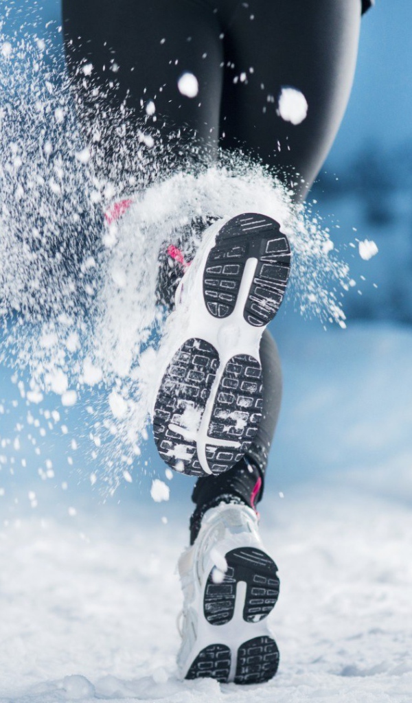 Девушка бежит по снегу