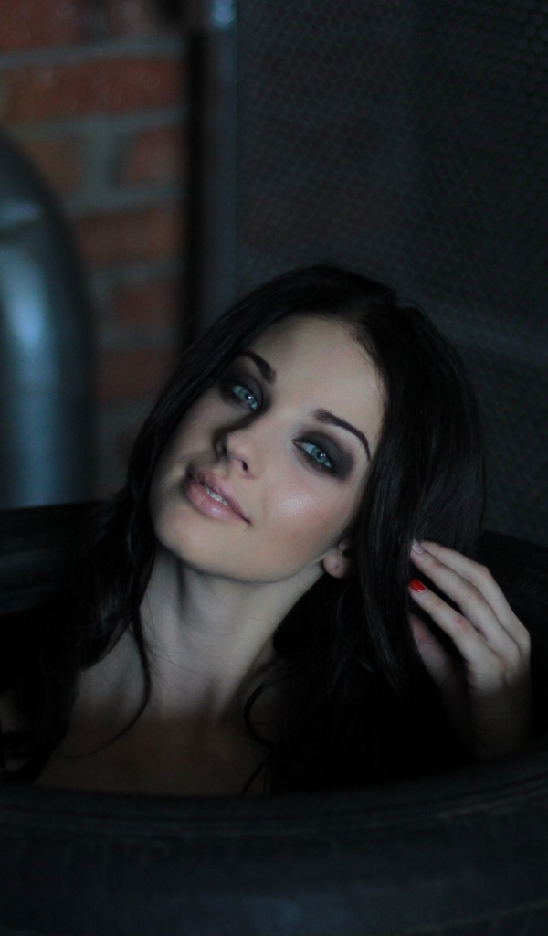 Девушка сидит в автомобильных покрышках, Алла Бергер