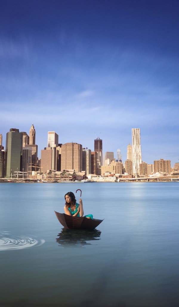 Девушка плывет на зонте