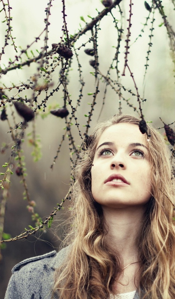 Девушка под лиственницей