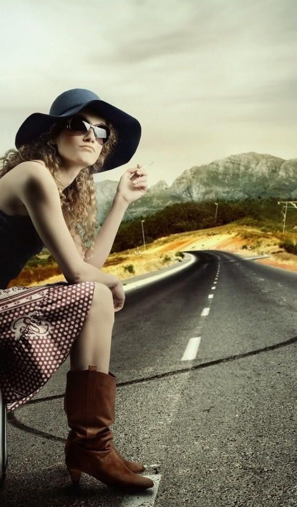 Девушка ждет попутную машину