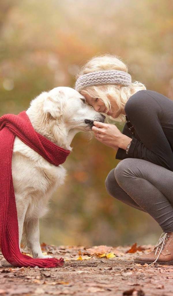 Девушка гуляет со своей большой белой собакой