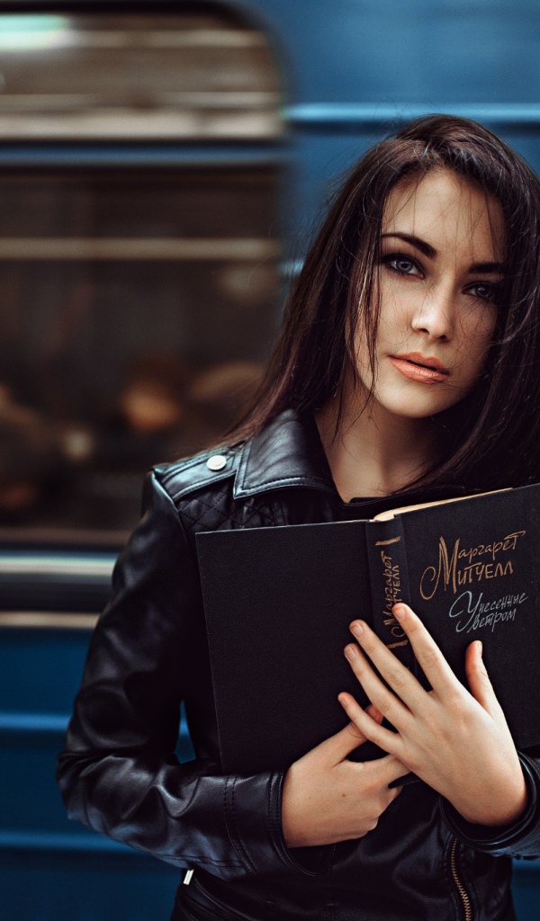 Девушка с книгой в метро