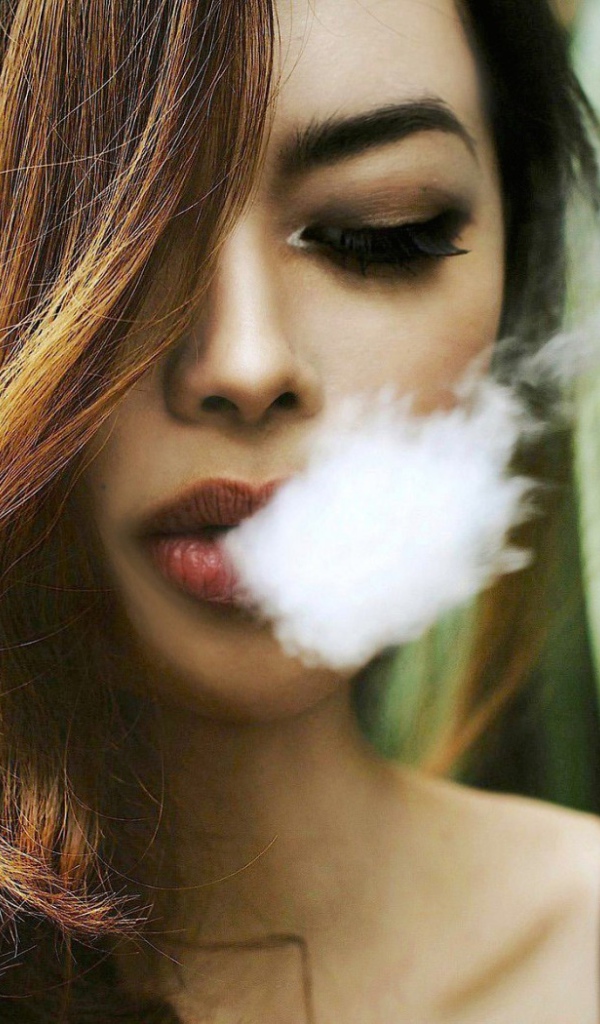 Девушка с сигаретой в руке