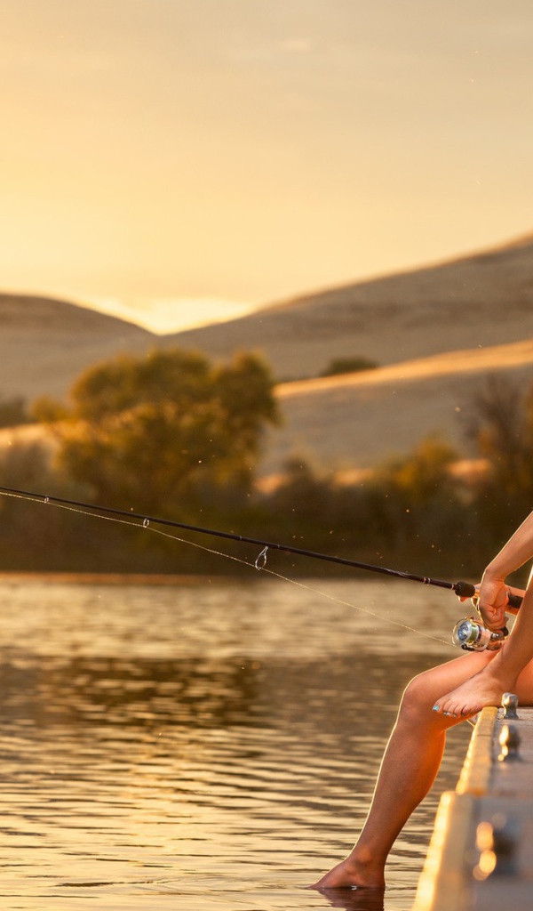 Девушка с удочкой на рыбалке