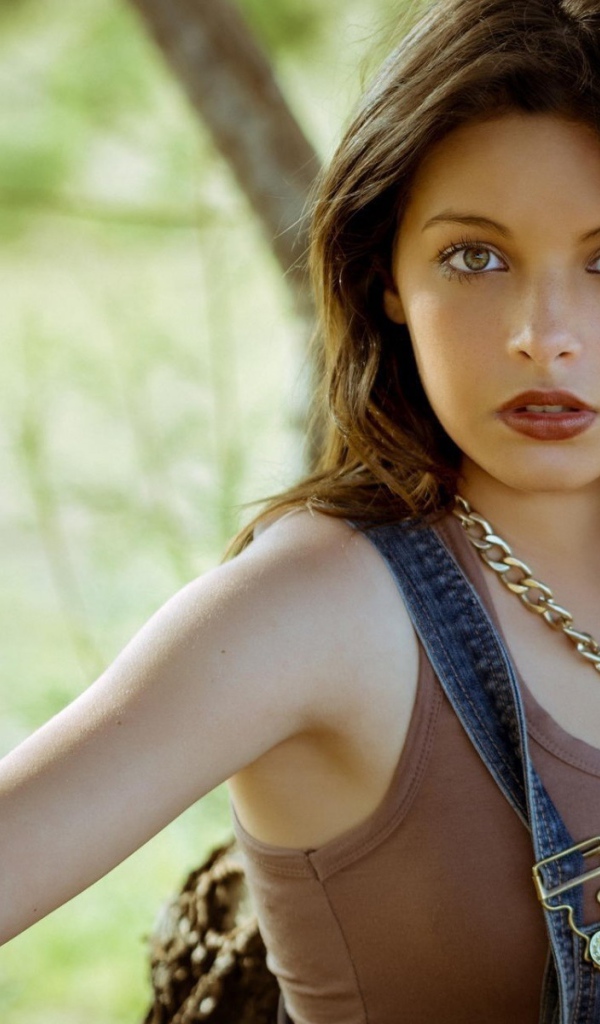 Девушка с золотой цепью на шее