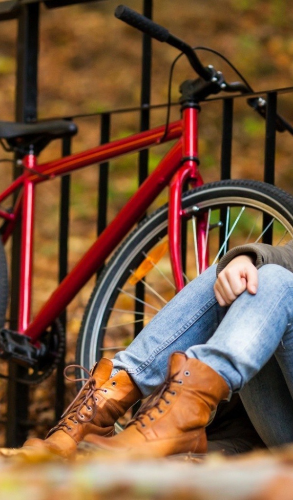 Девочка с красным велосипедом