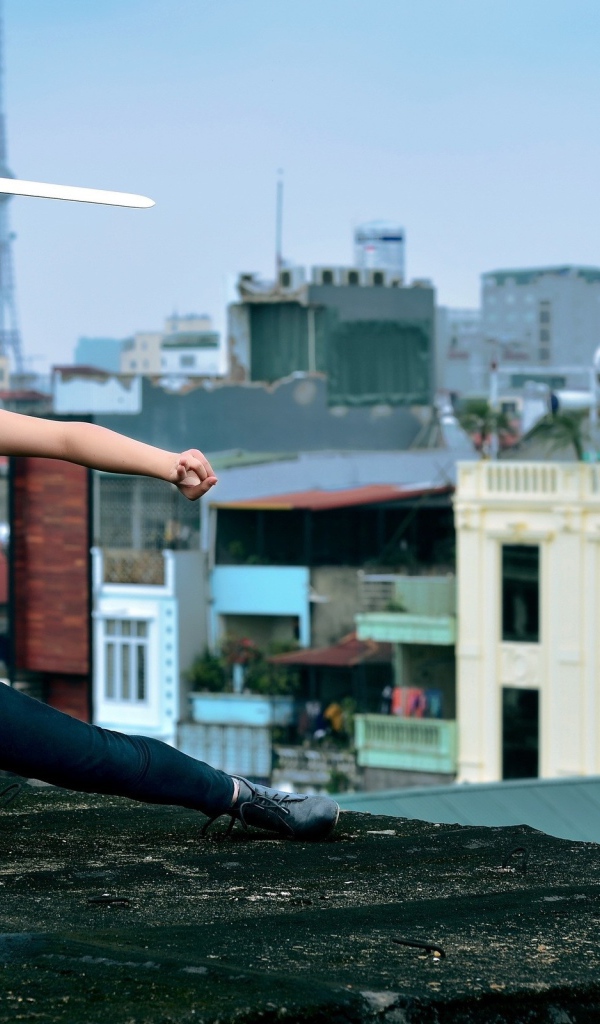 Девушка с мечом в руке на крыше