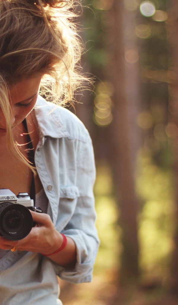 Девушка с фотоаппаратом Minolta