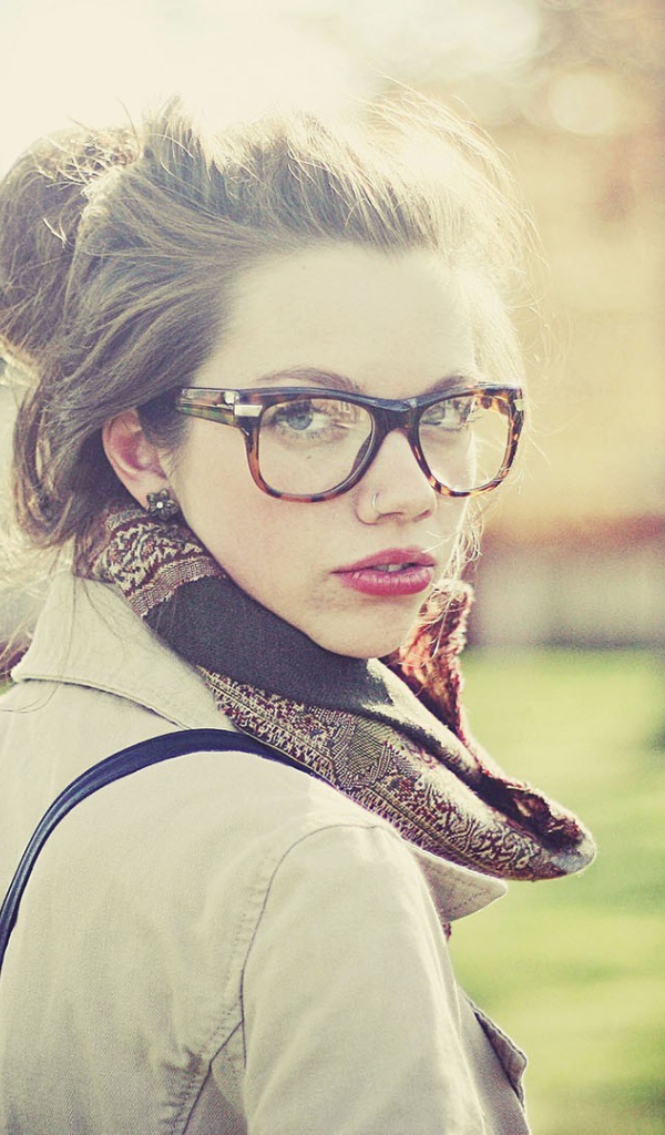 Девушка в очках оглянулась через плечо