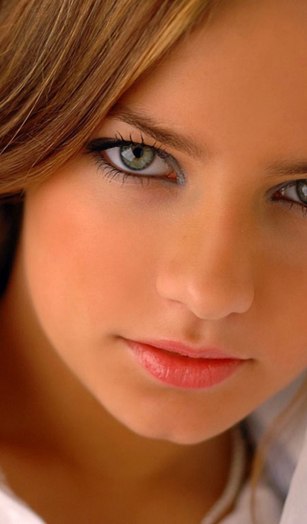 Девушка с серыми глазами в белой одежде