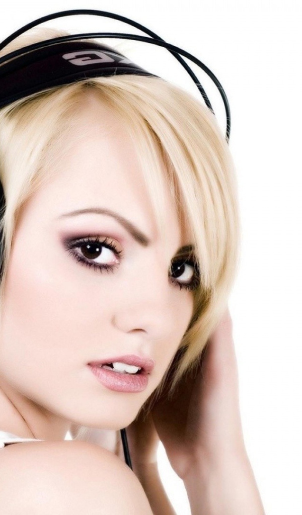 Девушка в наушниках Александра Стан