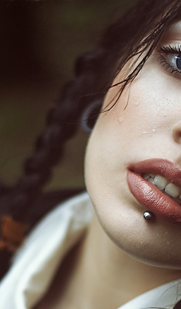 Девушка с косичками и пирсингом