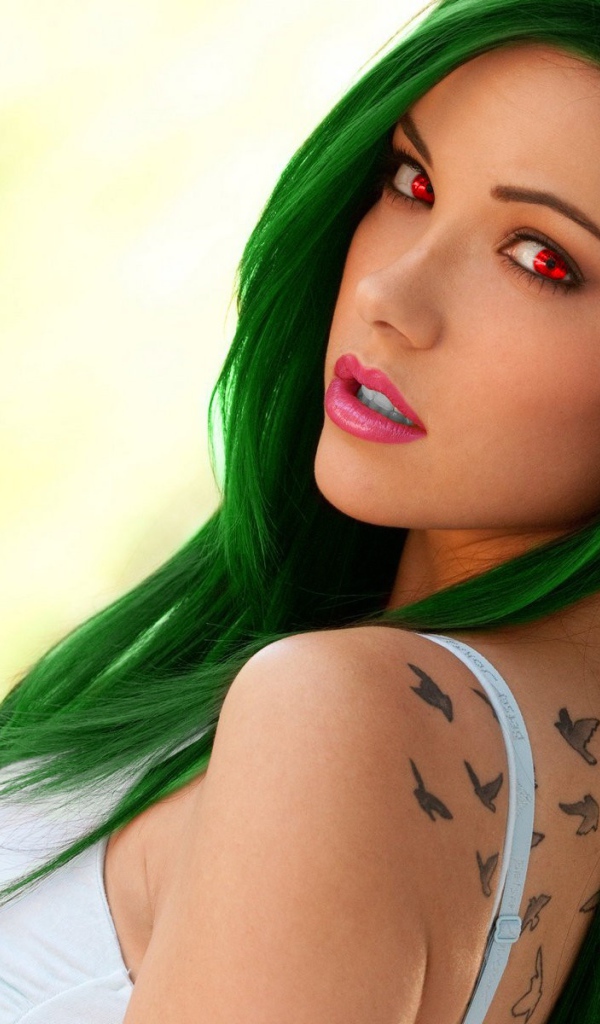 Девушка с красными глазами и длинными зелеными волосами