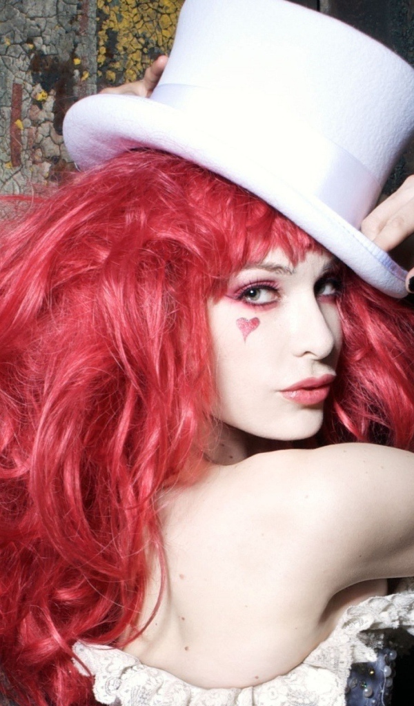 Девушка с красными волосами в белом цилиндре
