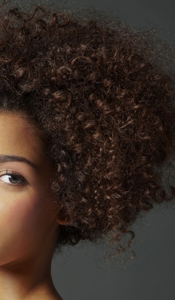 Девушка с прической из кудряшек