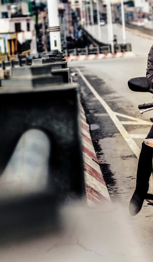 Девушка в темных очках сидит на мотоцикле