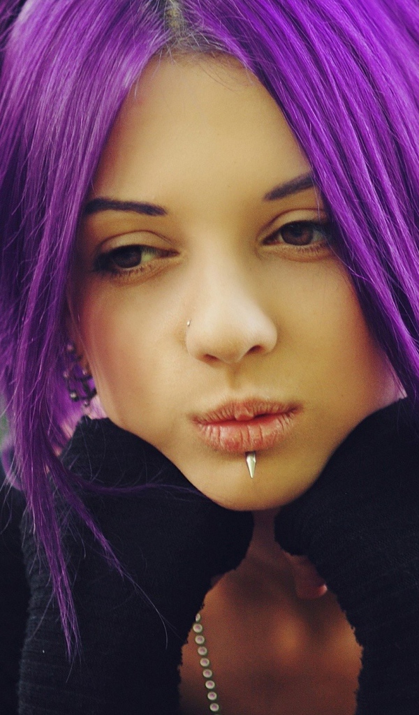 Девушка с густыми фиолетовыми волосами