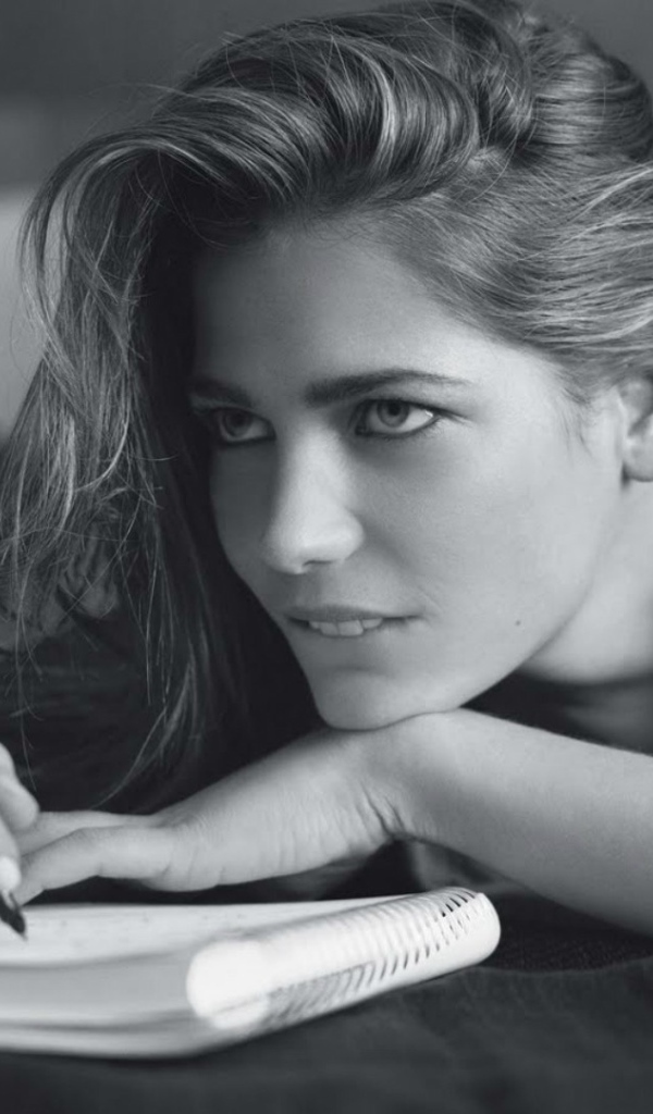 Девушка пишет в блокноте