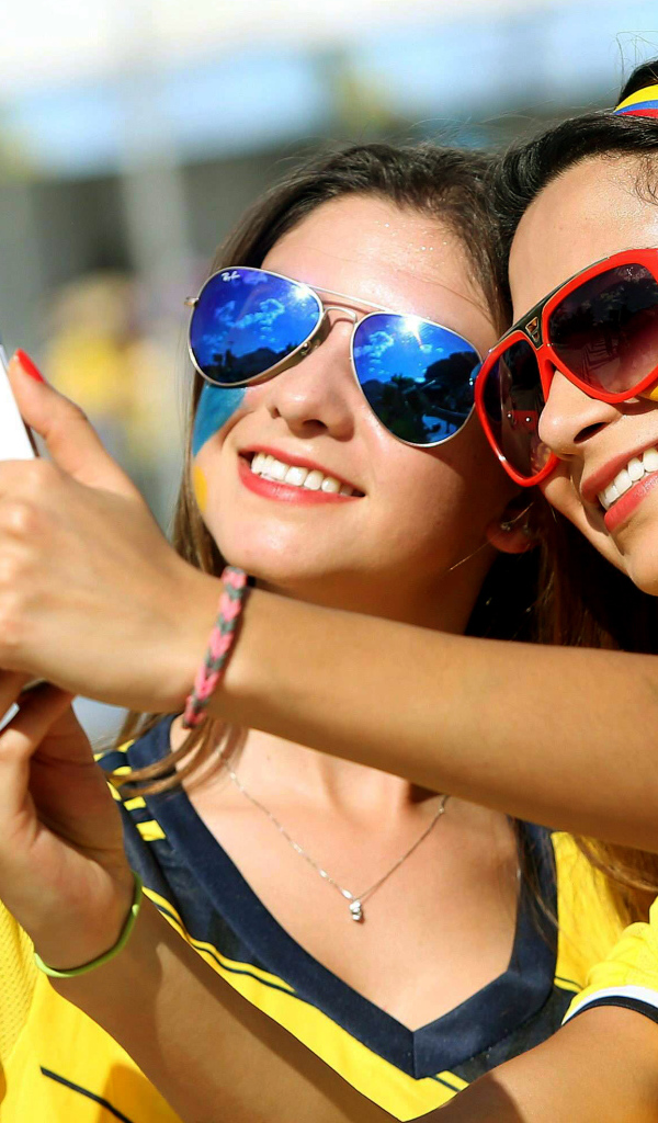 Девушки фанатки делают селфи