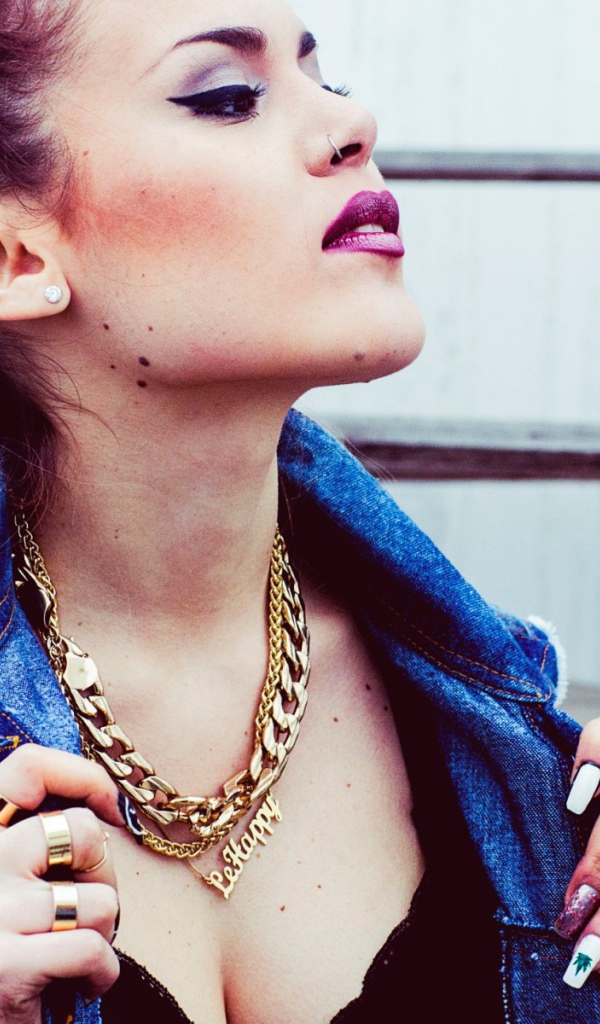 Золотая цепь на шее у девушки